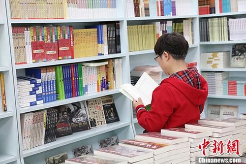 5月9日，一女子在哈爾濱市某書店選購圖書。從5月1日至5月4日，全國32家紙廠宣布漲價，各紙種漲價幅度為每噸100元至300元不等。對此，出版行業(yè)業(yè)內(nèi)人士表示“因為紙張價格上漲，直接造成了出版成本的明顯增加，出版行業(yè)只能被迫對圖書定價進行調(diào)整。”
<a target='_blank' >中新社</a>記者 于琨 攝