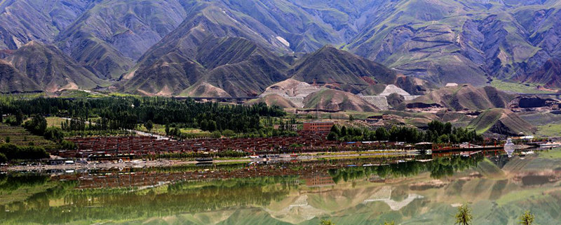 德吉村村民住在景區(qū)里吃上“旅游飯”