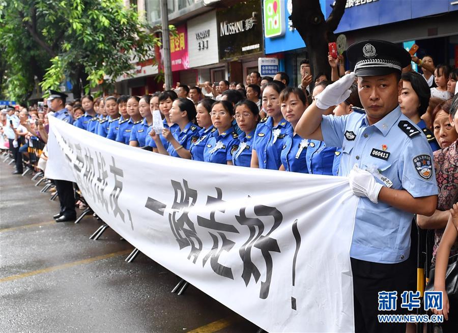 （熱點鮮報·圖文互動）（1）以身擋刀、以命護(hù)民，四川十萬群眾送別公安英雄