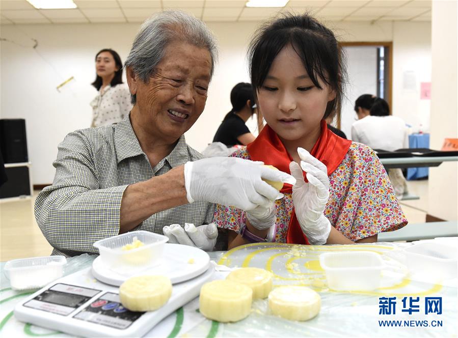 （社會(huì)）（3）南京：愛(ài)心人士與南京大屠殺幸存者共迎中秋