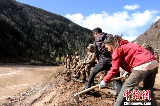 西藏軍區(qū)某工化旅為偏遠(yuǎn)鄉(xiāng)村修筑道路