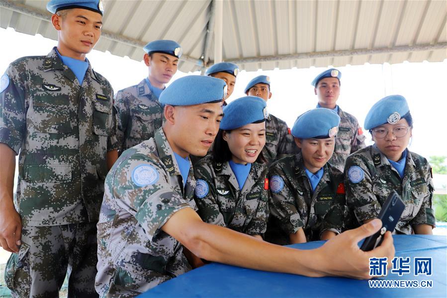 （國際·圖文互動）（1）通訊：向“時代楷模”看齊——記中國赴黎維和掃雷官兵對話杜富國