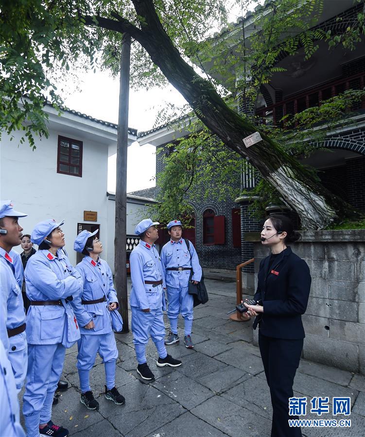 （新華全媒頭條·壯麗70年·奮斗新時(shí)代——記者再走長征路·圖文互動(dòng)）（4）偉大轉(zhuǎn)折是怎樣發(fā)生的——重回遵義會(huì)議現(xiàn)場