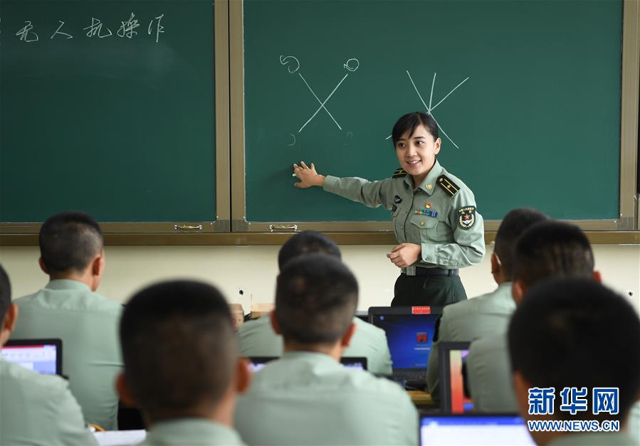 （圖文互動(dòng)）（2）歷史的見(jiàn)證——陸軍邊海防學(xué)院維吾爾族女講師其曼古力一家三代守疆固邊記事