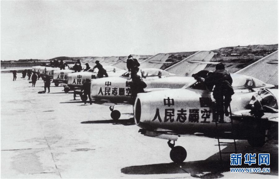 （新華全媒頭條·人民空軍70年·圖文互動(dòng)）（3）陽光照耀奮飛的航程——黨中央、中央軍委和習(xí)主席關(guān)心人民空軍建設(shè)發(fā)展紀(jì)實(shí)