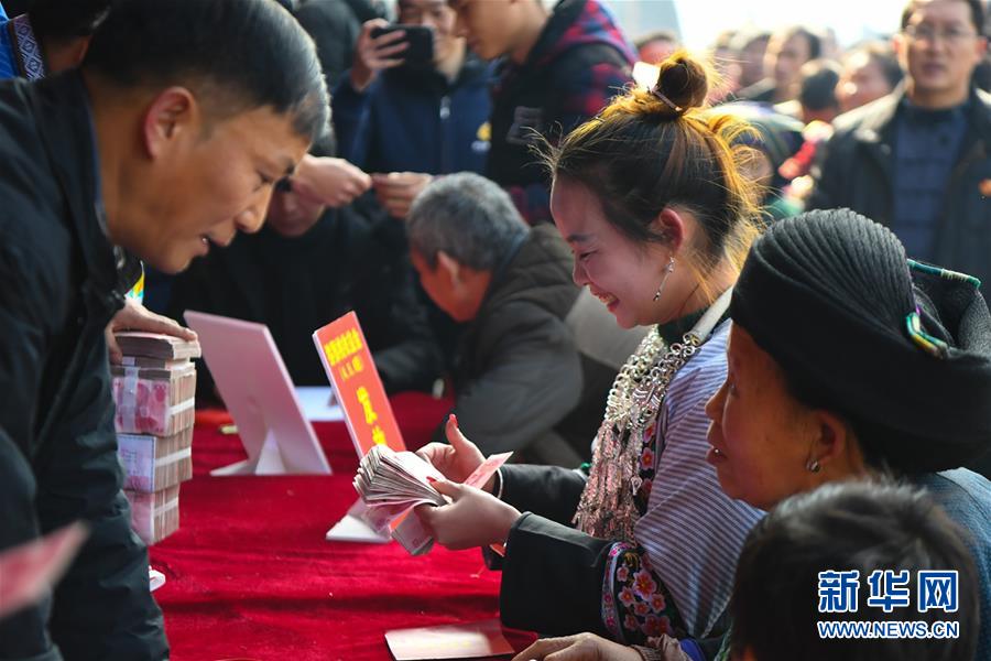 （在習(xí)近平新時代中國特色社會主義思想指引下——新時代新作為新篇章·總書記關(guān)切脫貧事·圖文互動）（4）精準(zhǔn)扶貧：提速脫貧奔小康