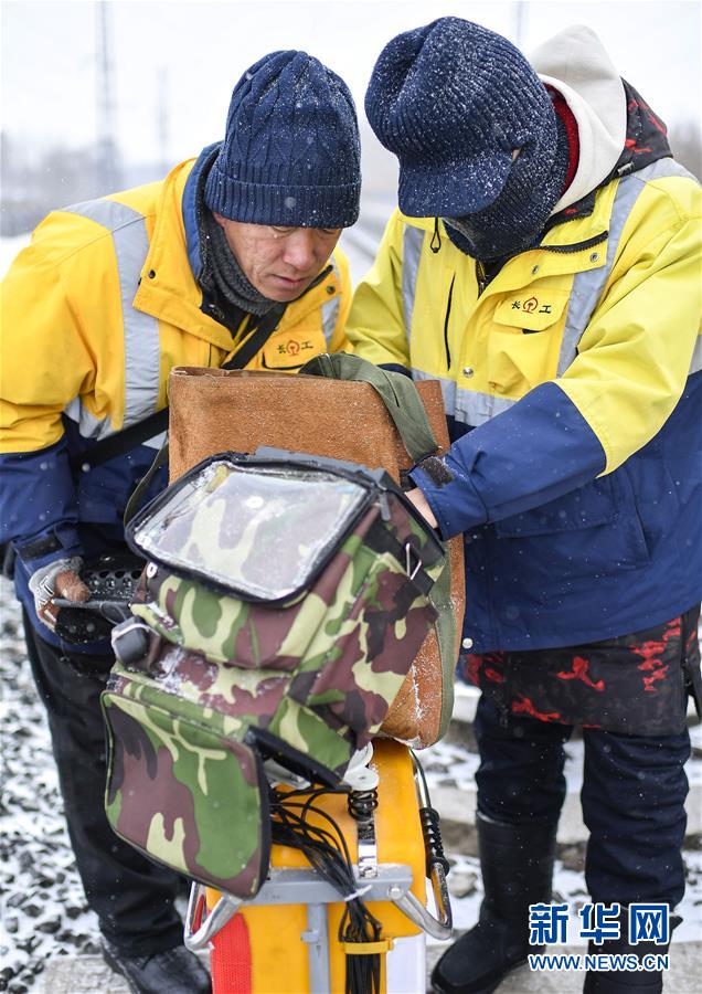 （新春走基層）（4）嚴(yán)寒下的“鐵路醫(yī)生”：風(fēng)雪中守護回家路