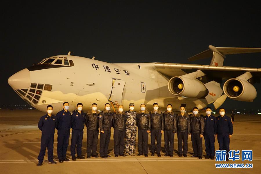 （新型肺炎疫情防控·圖文互動(dòng)）（2）除夕夜，他們這樣出征——空軍軍醫(yī)大學(xué)醫(yī)療隊(duì)出征武漢疫區(qū)見聞