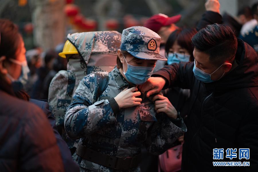 （新型肺炎疫情防控·圖文互動(dòng)）（1）除夕夜，他們這樣出征——空軍軍醫(yī)大學(xué)醫(yī)療隊(duì)出征武漢疫區(qū)見聞