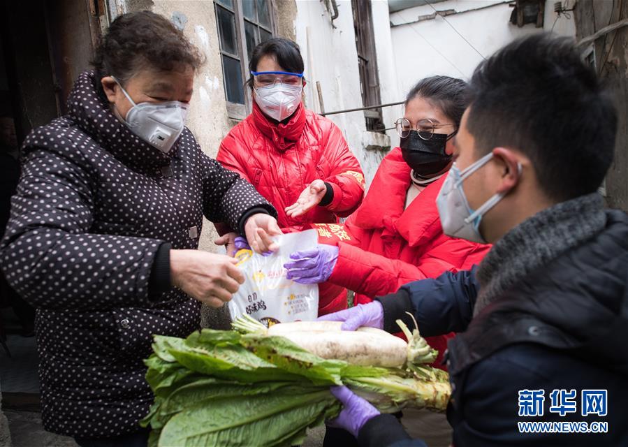 （新華全媒頭條·圖文互動）（10）守望相助，堅忍不拔——致敬武漢戰(zhàn)“疫”中千千萬萬個平凡英雄