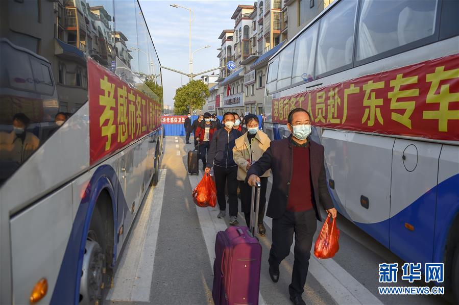 （新華全媒頭條·在習近平新時代中國特色社會主義思想指引下——新時代新作為新篇章·圖文互動）（5）同心戰(zhàn)“疫”彰顯人民至上——各地各部門貫徹落實習近平總書記重要指示精神統(tǒng)籌推進疫情防控和經濟社會發(fā)展 