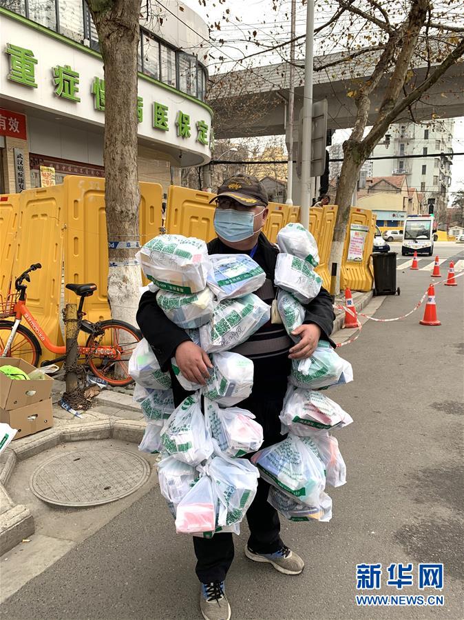 （新華全媒頭條·圖文互動）（30）風(fēng)雨無阻向前進——寫在全國疫情防控阻擊戰(zhàn)取得重大戰(zhàn)略成果之際