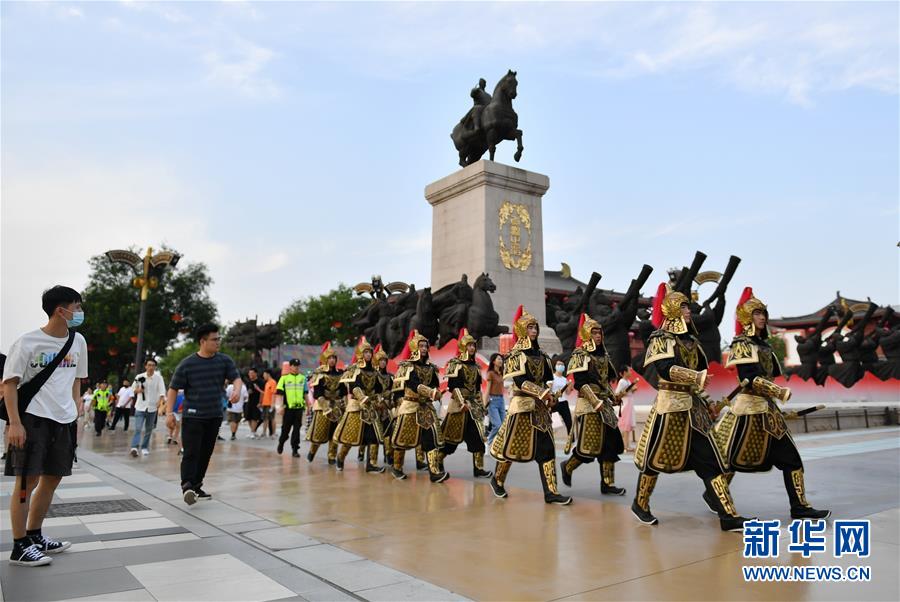 （新華全媒頭條·圖文互動）（3）線上線下消費升溫 文旅活動邁上“云端”——端午假期透視我國經(jīng)濟高質(zhì)量發(fā)展新動力