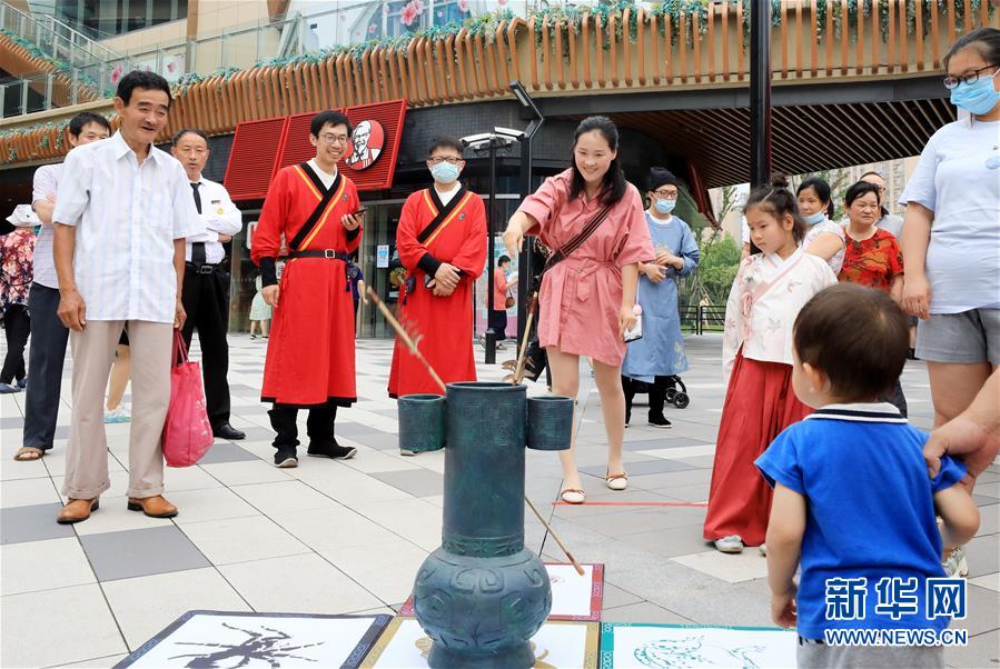 （新華全媒頭條·圖文互動）（6）線上線下消費升溫 文旅活動邁上“云端”——端午假期透視我國經(jīng)濟高質(zhì)量發(fā)展新動力