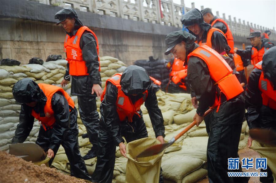 （防汛抗洪·圖文互動）（1）洪水不退，子弟兵誓死不退——解放軍和武警部隊官兵參與洪澇災(zāi)害搶險救援記事