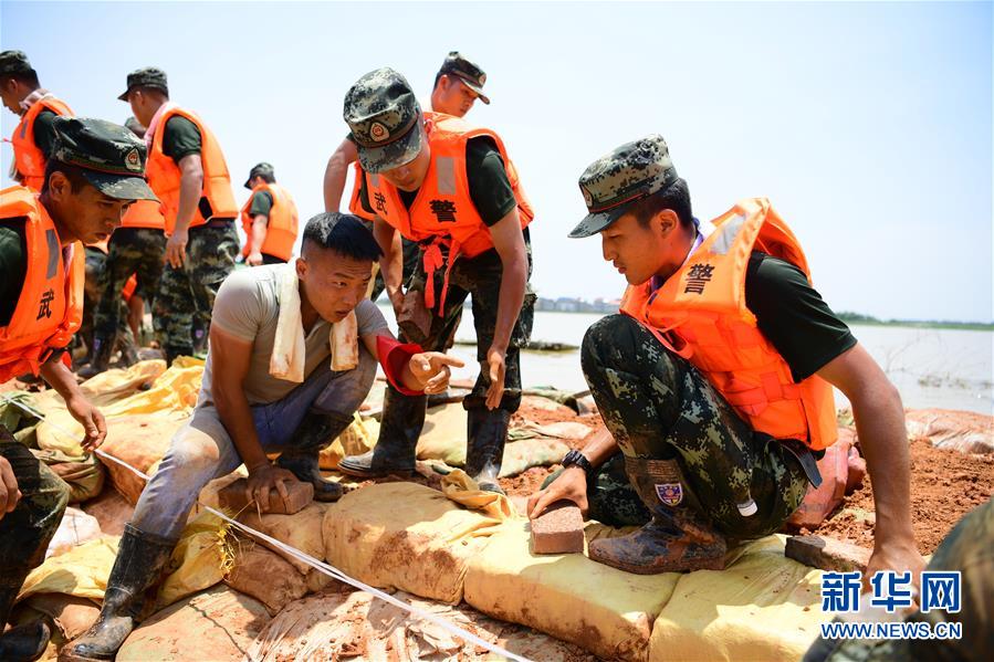 （防汛抗洪·圖文互動）（2）洪水不退，子弟兵誓死不退——解放軍和武警部隊官兵參與洪澇災(zāi)害搶險救援記事