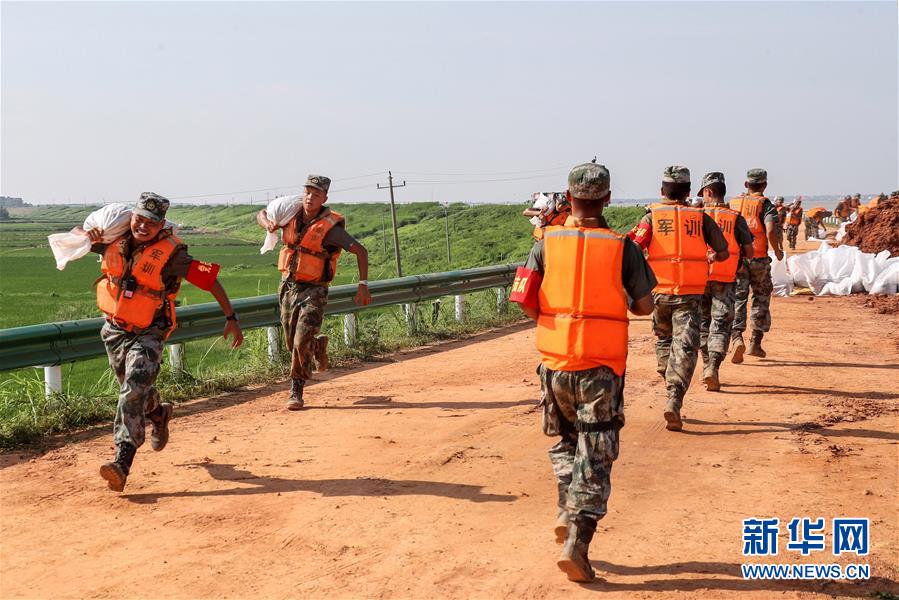 （防汛抗洪·圖文互動）（5）洪水不退，子弟兵誓死不退——解放軍和武警部隊官兵參與洪澇災(zāi)害搶險救援記事