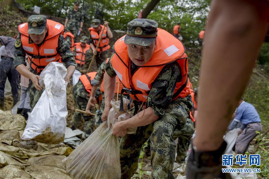 （防汛抗洪·圖文互動）（6）洪水不退，子弟兵誓死不退——解放軍和武警部隊官兵參與洪澇災(zāi)害搶險救援記事