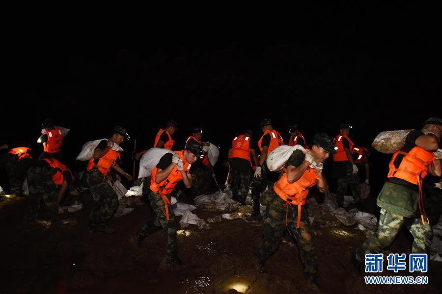 （防汛抗洪·圖文互動）（7）洪水不退，子弟兵誓死不退——解放軍和武警部隊官兵參與洪澇災(zāi)害搶險救援記事