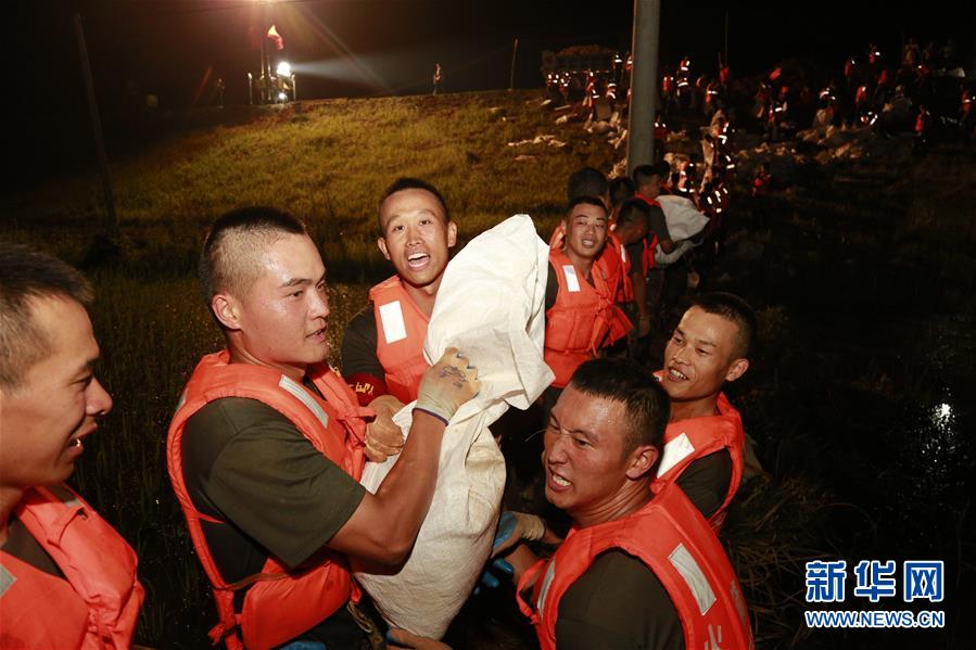 （防汛抗洪·圖文互動）（8）洪水不退，子弟兵誓死不退——解放軍和武警部隊官兵參與洪澇災(zāi)害搶險救援記事