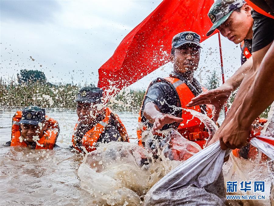 （防汛抗洪·圖文互動）（9）洪水不退，子弟兵誓死不退——解放軍和武警部隊官兵參與洪澇災(zāi)害搶險救援記事