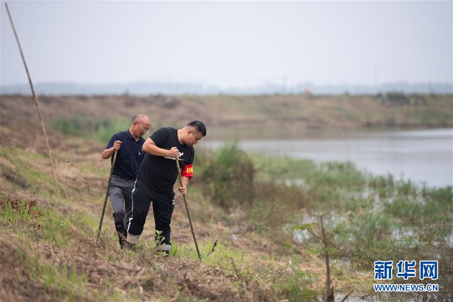 （防汛抗洪·圖文互動(dòng)）（1）在大堤上成長(zhǎng)，為人民守護(hù)——洪水中的青年“生力軍”