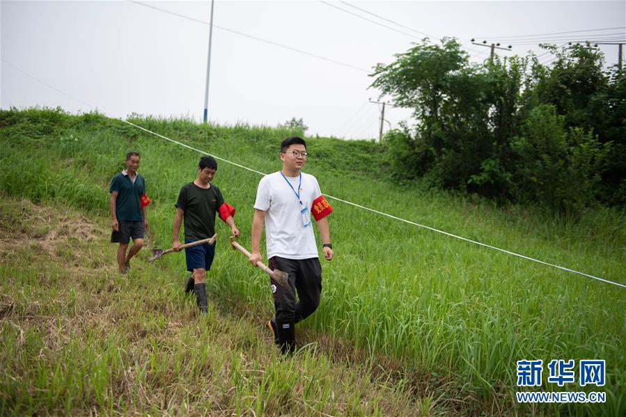 （防汛抗洪·圖文互動(dòng)）（3）在大堤上成長(zhǎng)，為人民守護(hù)——洪水中的青年“生力軍”