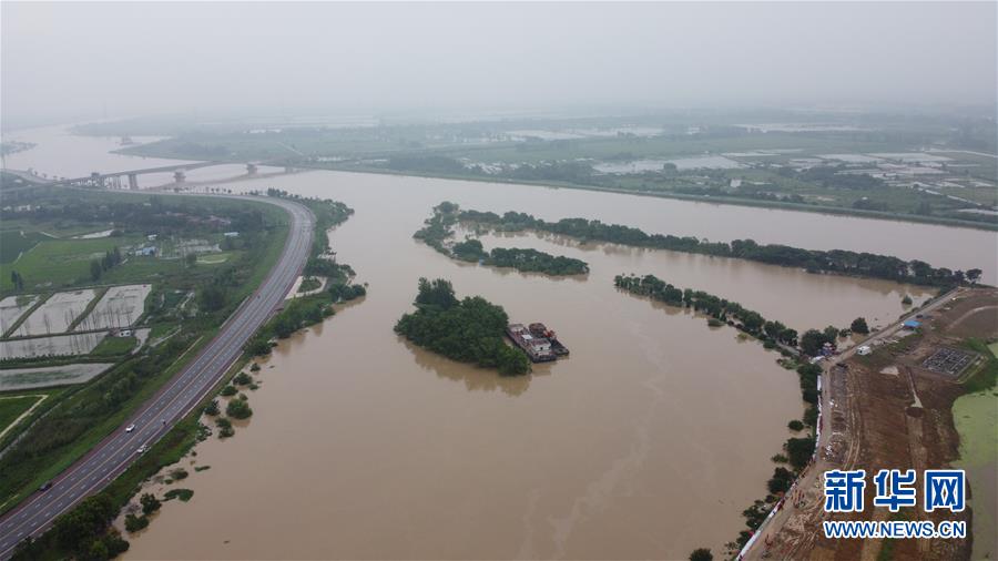 （防汛抗洪·圖文互動）（1）洪水來襲，銅鑼聲在千年古鎮(zhèn)的雨夜響起