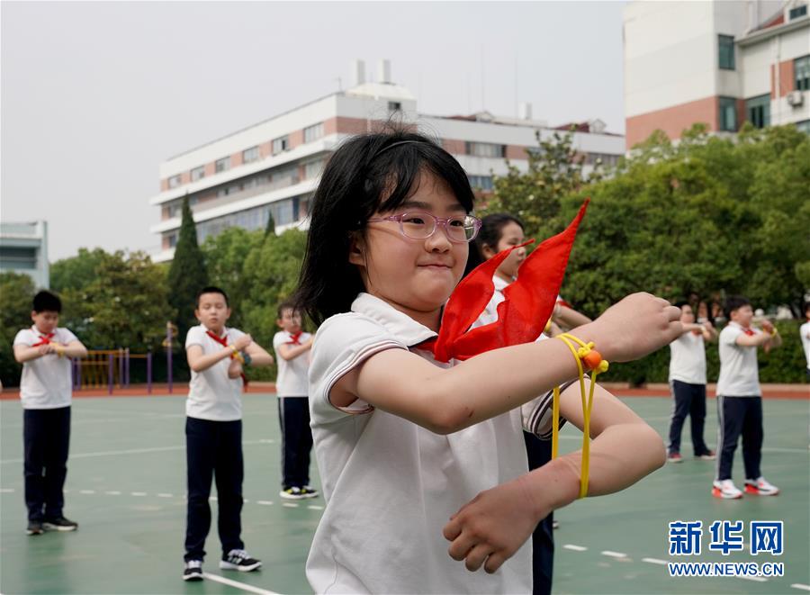 （新華全媒頭條·圖文互動(dòng)）（19）“美麗的中國夢屬于你們”——以習(xí)近平同志為核心的黨中央關(guān)心少年兒童工作紀(jì)實(shí)