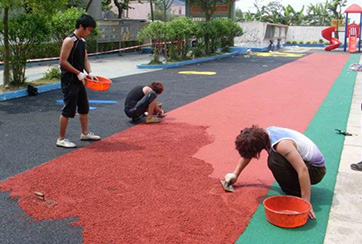 學校邊鋪跑道邊上課