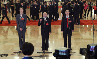 魏秋月、孟廣祿、薛晨陽代表接受采訪