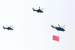 空中護旗梯隊：護衛(wèi)黨旗國旗軍旗飛過天安門廣場上空