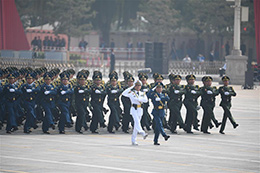 我軍首次組建領導指揮方隊接受檢閱