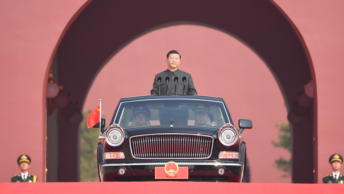 習近平乘坐檢閱車，經過金水橋，駛上長安街