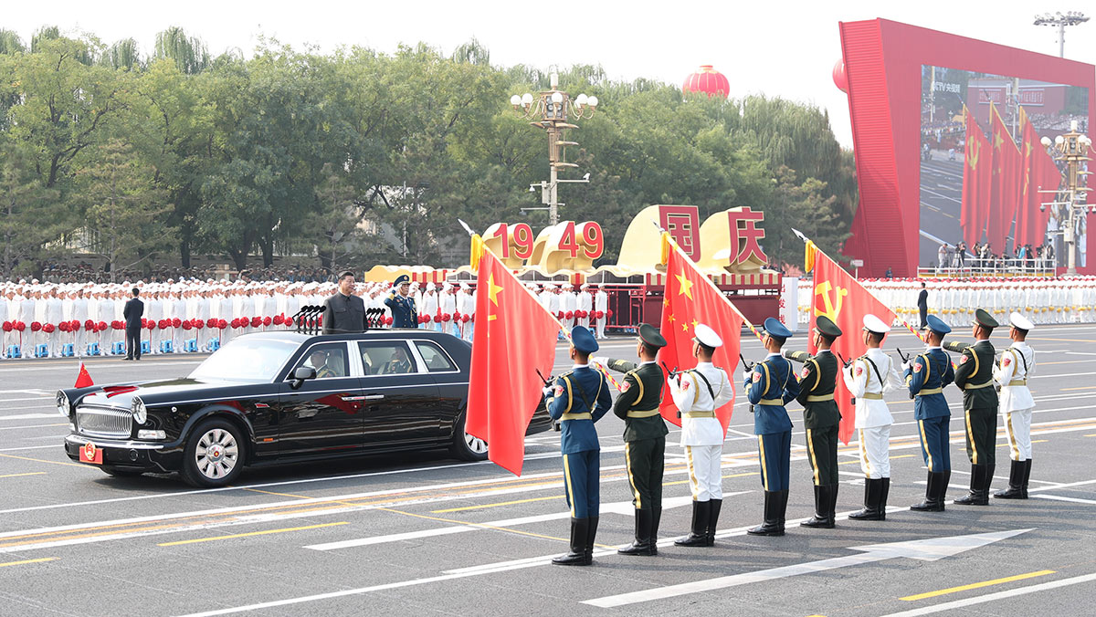 習近平驅車行進至黨旗、國旗、軍旗前，向旗幟行注目禮