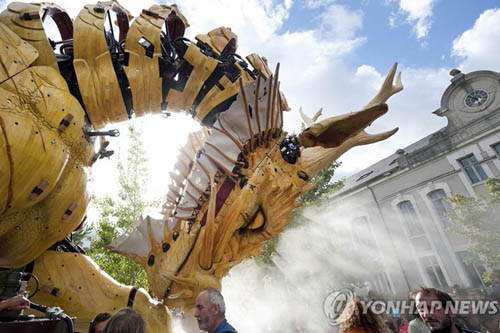 法國造巨型機(jī)械龍馬慶中法建交50周年