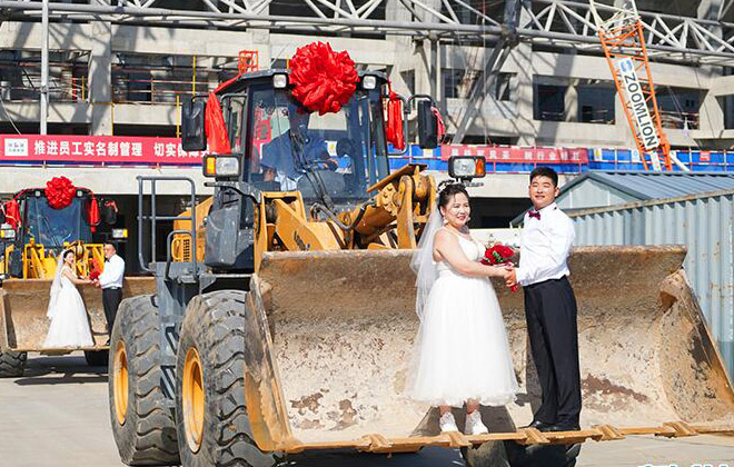 建筑工地上的浪漫集體婚禮 倡導文明新風