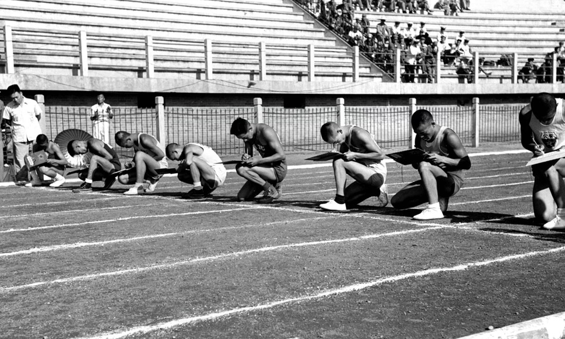 1952年8月2日，慶祝中國人民解放軍建軍25周年全軍運動會在北京舉行，運動員在進行識字賽跑比賽。新華社記者岳國芳攝