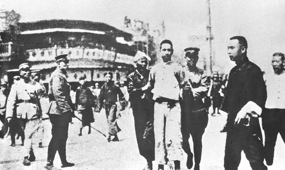 1927年4月12日 “四?一二”反革命政變，國民黨反動派捕殺大批共產(chǎn)黨員和工人、學(xué)生、群眾