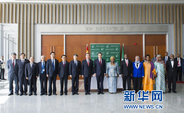 5月5日，中國(guó)國(guó)務(wù)院總理李克強(qiáng)在亞的斯亞貝巴非洲聯(lián)盟總部會(huì)見非盟委員會(huì)主席祖馬。這是會(huì)見后，李克強(qiáng)同祖馬參加集體合影。新華社記者王曄攝