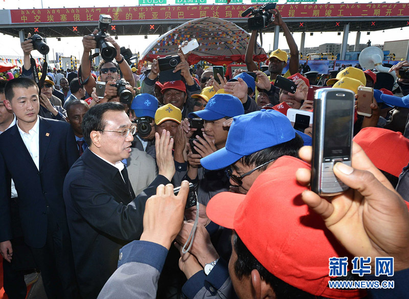 5月5日，中國(guó)國(guó)務(wù)院總理李克強(qiáng)與埃塞俄比亞總理海爾馬里亞姆共同出席亞的斯亞貝巴-阿達(dá)瑪高速公路一期竣工揭牌典禮，并為二期工程開(kāi)工奠基剪彩。這是典禮結(jié)束后，李克強(qiáng)同工程施工人員親切交談。新華社記者 李濤 攝 