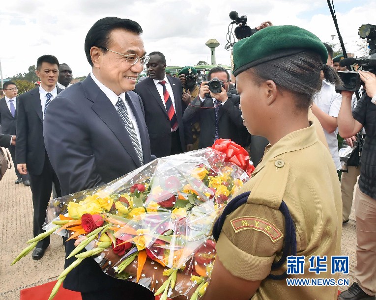 5月11日，中國國務(wù)院總理李克強(qiáng)參觀肯尼亞國家青年服務(wù)隊。這是服務(wù)隊隊員向李克強(qiáng)敬獻(xiàn)鮮花。 新華社記者 李濤 攝