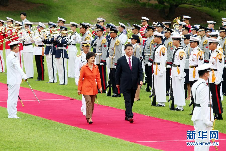 7月3日，國家主席習(xí)近平在首爾同韓國總統(tǒng)樸槿惠舉行會談。會談前，樸槿惠在青瓦臺總統(tǒng)府為習(xí)近平舉行隆重歡迎儀式。 新華社記者姚大偉攝