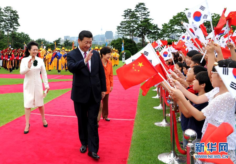 7月3日，國家主席習(xí)近平在首爾同韓國總統(tǒng)樸槿惠舉行會談。會談前，樸槿惠在青瓦臺總統(tǒng)府為習(xí)近平舉行隆重歡迎儀式。 新華社記者饒愛民攝 