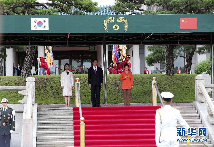 7月3日，國家主席習(xí)近平在首爾同韓國總統(tǒng)樸槿惠舉行會談。會談前，樸槿惠在青瓦臺總統(tǒng)府為習(xí)近平舉行隆重歡迎儀式。 新華社記者丁林?jǐn)z 