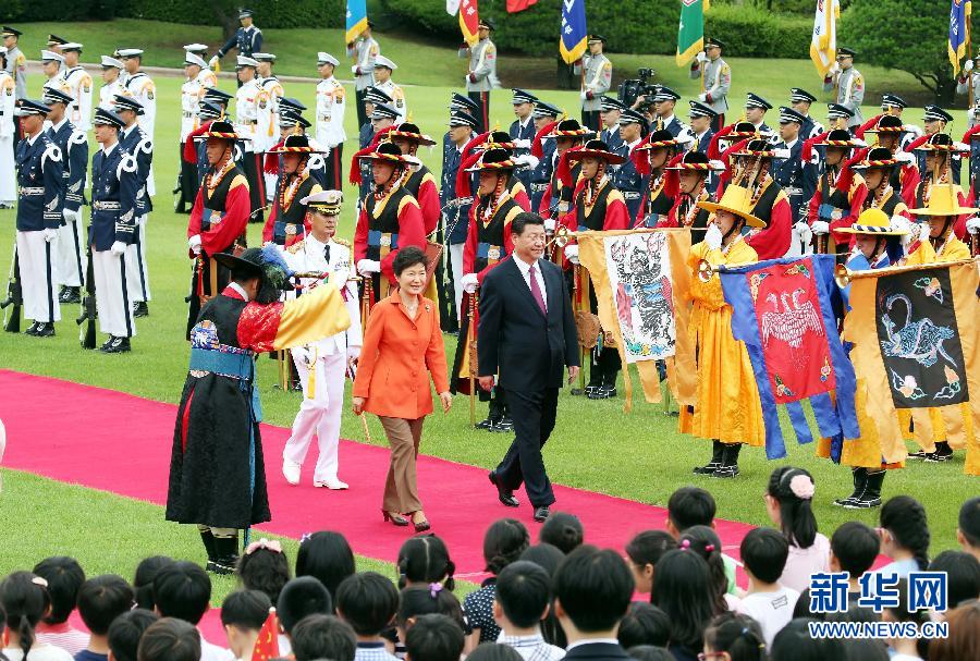 7月3日，國家主席習(xí)近平在首爾同韓國總統(tǒng)樸槿惠舉行會談。會談前，樸槿惠在青瓦臺總統(tǒng)府為習(xí)近平舉行隆重歡迎儀式。 新華社記者姚大偉攝 