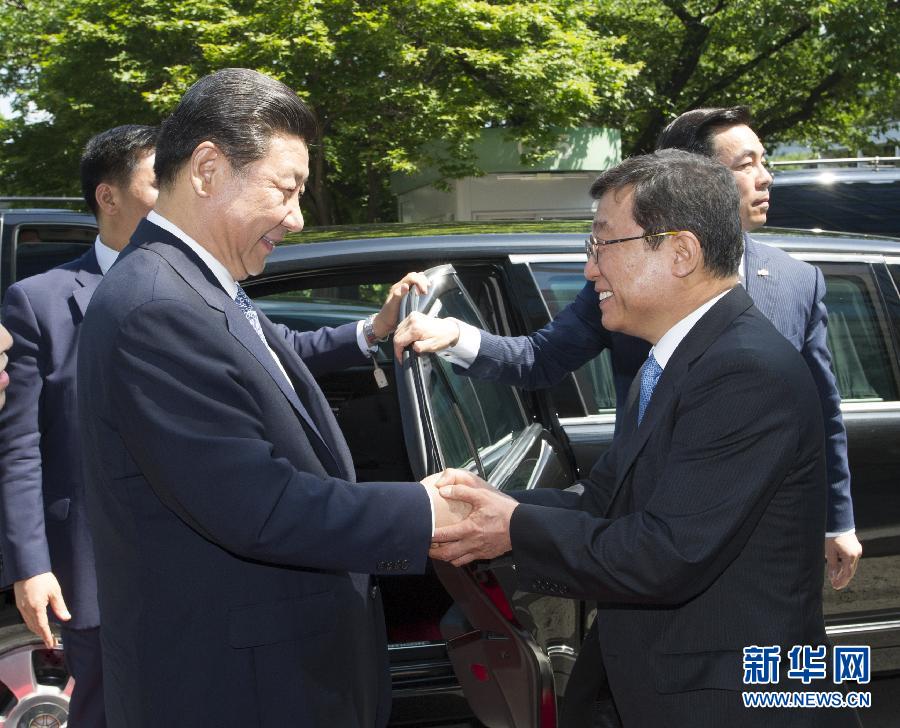 7月4日，國家主席習(xí)近平在韓國國立首爾大學(xué)發(fā)表題為《共創(chuàng)中韓合作未來　同襄亞洲振興繁榮》的重要演講。這是首爾大學(xué)校長吳然天迎接習(xí)近平主席。新華社記者 謝環(huán)馳 攝 