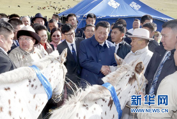 8月22日，國家主席習(xí)近平在蒙古國總統(tǒng)額勒貝格道爾吉陪同下前往烏蘭巴托市郊觀看那達(dá)慕。額勒貝格道爾吉向習(xí)近平夫婦贈(zèng)送兩匹蒙古馬。習(xí)近平為兩匹馬分別取名阿爾泰和克魯倫，寓意中蒙兩國山水相連、睦鄰友好。新華社記者 鞠鵬 攝