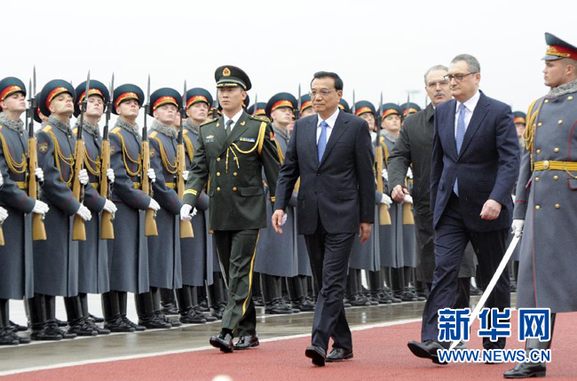 10月12日，中國國務院總理李克強乘專機抵達莫斯科，開始對俄羅斯進行正式訪問并舉行中俄總理第十九次定期會晤。俄方在機場舉行隆重儀式，歡迎李克強總理。新華社記者 張鐸 攝