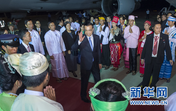 11月12日，中國國務(wù)院總理李克強抵達內(nèi)比都，出席東亞合作領(lǐng)導(dǎo)人系列會議并對緬甸進行正式訪問。 新華社記者王曄攝